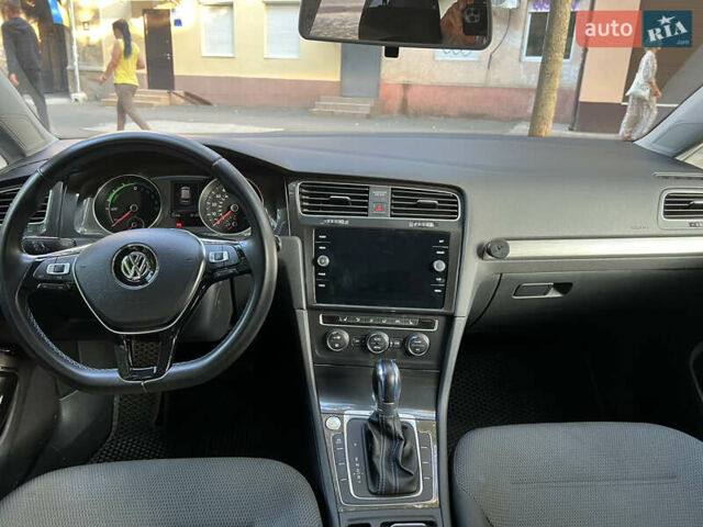 Белый Фольксваген e-Golf, объемом двигателя 0 л и пробегом 55 тыс. км за 12399 $, фото 11 на Automoto.ua