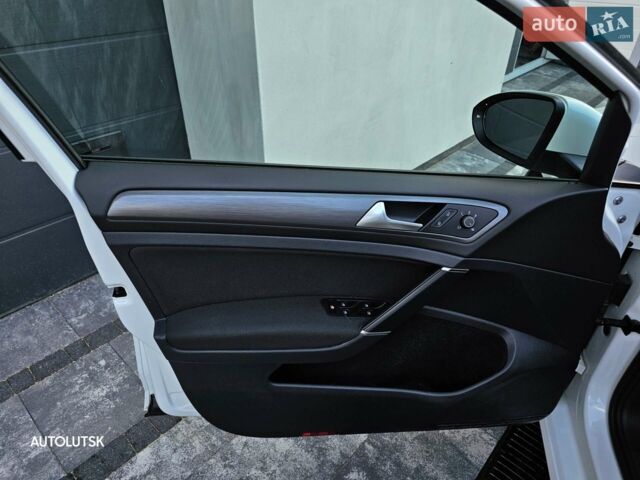 Белый Фольксваген e-Golf, объемом двигателя 0 л и пробегом 65 тыс. км за 14000 $, фото 13 на Automoto.ua