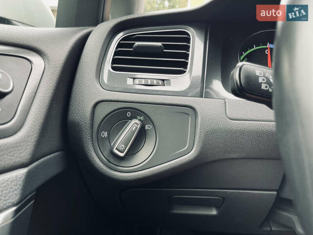 Белый Фольксваген e-Golf, объемом двигателя 0 л и пробегом 112 тыс. км за 13500 $, фото 28 на Automoto.ua