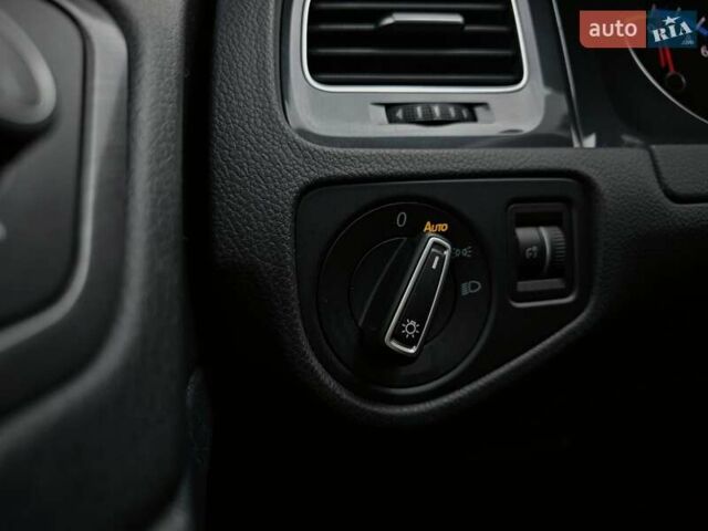 Белый Фольксваген e-Golf, объемом двигателя 0 л и пробегом 101 тыс. км за 12499 $, фото 14 на Automoto.ua