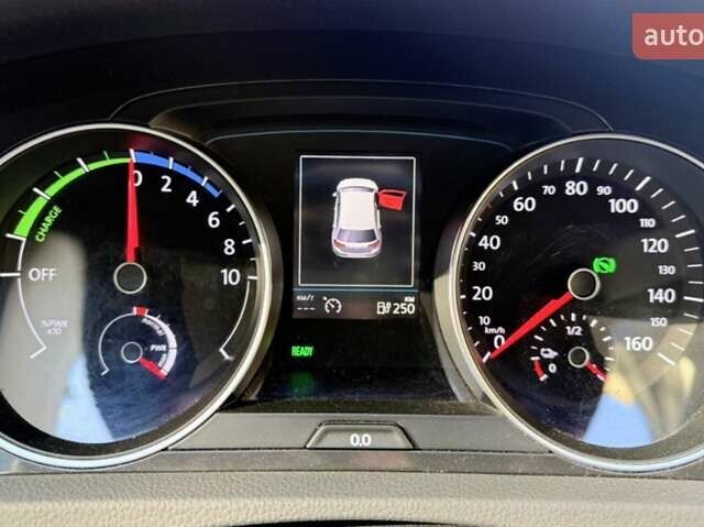 Белый Фольксваген e-Golf, объемом двигателя 0 л и пробегом 163 тыс. км за 11800 $, фото 11 на Automoto.ua