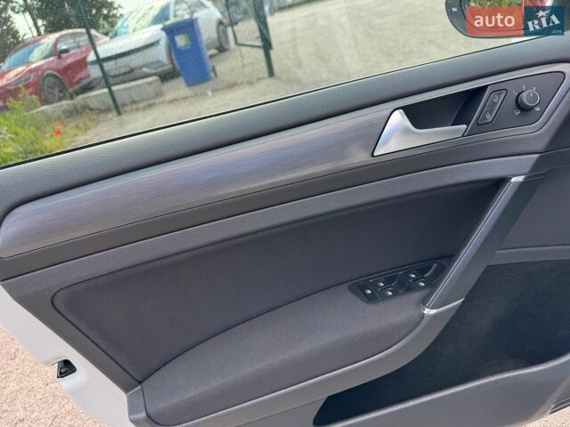 Белый Фольксваген e-Golf, объемом двигателя 0 л и пробегом 165 тыс. км за 12000 $, фото 24 на Automoto.ua