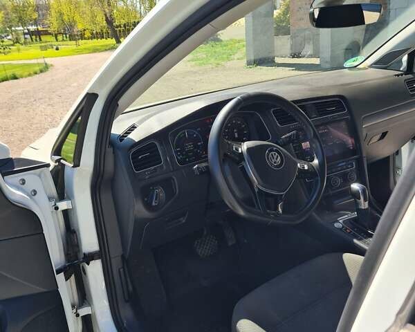 Белый Фольксваген e-Golf, объемом двигателя 0 л и пробегом 136 тыс. км за 19500 $, фото 18 на Automoto.ua