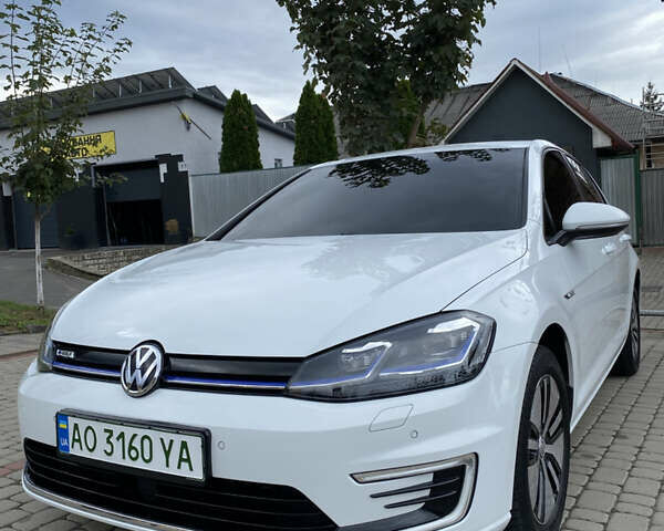 Белый Фольксваген e-Golf, объемом двигателя 0 л и пробегом 107 тыс. км за 13800 $, фото 1 на Automoto.ua