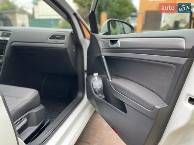 Белый Фольксваген e-Golf, объемом двигателя 0 л и пробегом 112 тыс. км за 13500 $, фото 21 на Automoto.ua