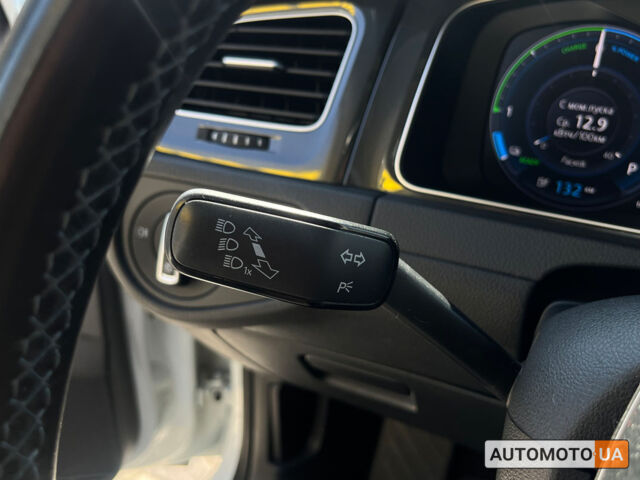 Белый Фольксваген e-Golf, объемом двигателя 36 л и пробегом 118 тыс. км за 15500 $, фото 17 на Automoto.ua