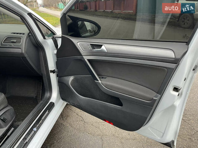 Белый Фольксваген e-Golf, объемом двигателя 0 л и пробегом 142 тыс. км за 12500 $, фото 18 на Automoto.ua