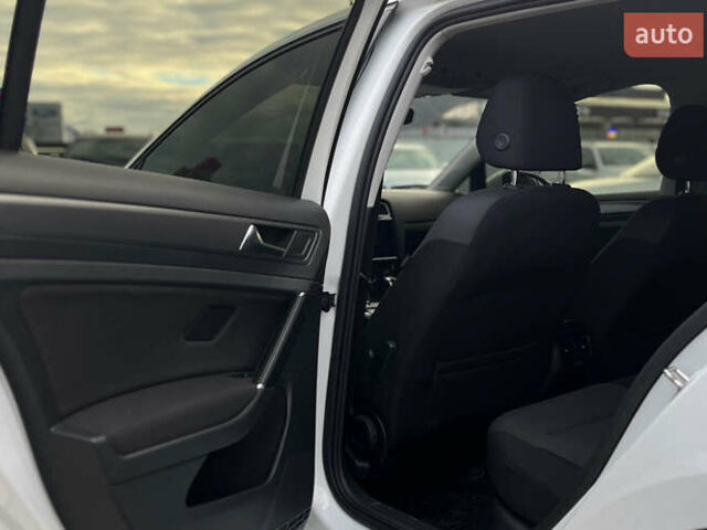 Белый Фольксваген e-Golf, объемом двигателя 0 л и пробегом 76 тыс. км за 12999 $, фото 21 на Automoto.ua