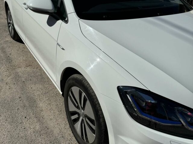 Белый Фольксваген e-Golf, объемом двигателя 0 л и пробегом 98 тыс. км за 16200 $, фото 2 на Automoto.ua