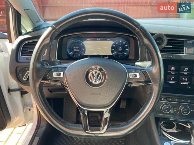 Белый Фольксваген e-Golf, объемом двигателя 0 л и пробегом 97 тыс. км за 14500 $, фото 24 на Automoto.ua