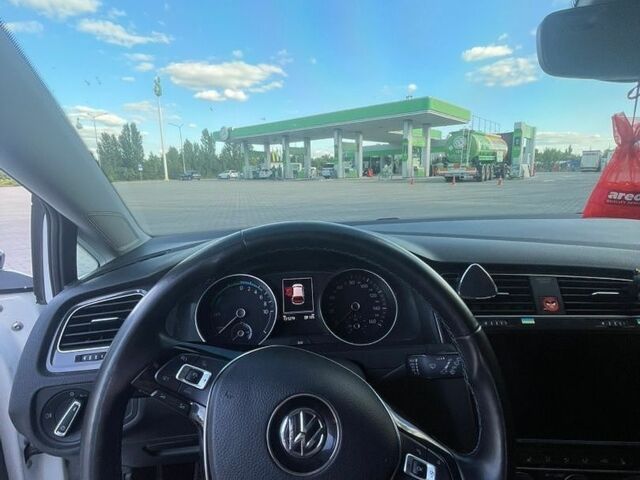 Белый Фольксваген e-Golf, объемом двигателя 0 л и пробегом 132 тыс. км за 12700 $, фото 16 на Automoto.ua