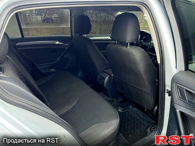 Белый Фольксваген e-Golf, объемом двигателя 0 л и пробегом 142 тыс. км за 12800 $, фото 12 на Automoto.ua