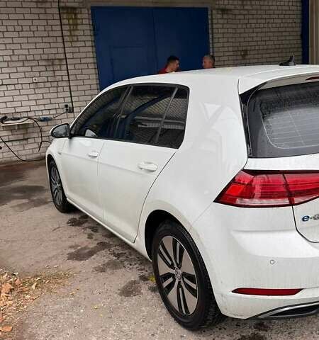 Белый Фольксваген e-Golf, объемом двигателя 0 л и пробегом 156 тыс. км за 10600 $, фото 2 на Automoto.ua