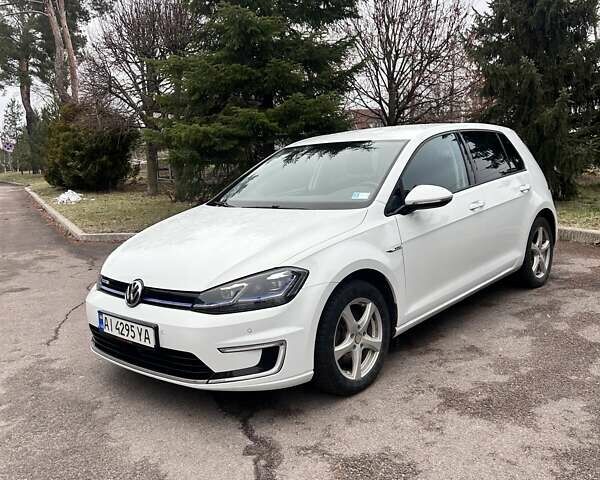 Белый Фольксваген e-Golf, объемом двигателя 0 л и пробегом 90 тыс. км за 12600 $, фото 1 на Automoto.ua