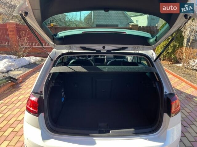 Белый Фольксваген e-Golf, объемом двигателя 0 л и пробегом 97 тыс. км за 14500 $, фото 30 на Automoto.ua