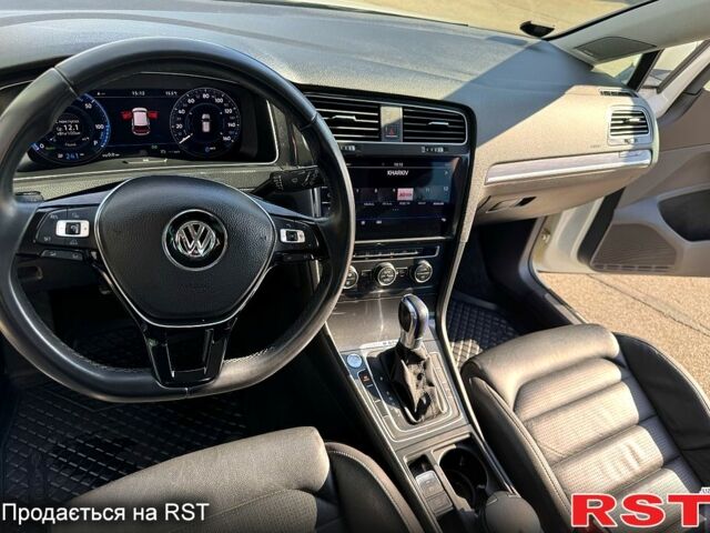 Білий Фольксваген e-Golf, об'ємом двигуна 0.14 л та пробігом 97 тис. км за 12500 $, фото 4 на Automoto.ua