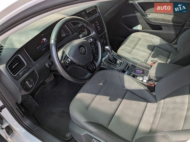 Белый Фольксваген e-Golf, объемом двигателя 0 л и пробегом 168 тыс. км за 13000 $, фото 6 на Automoto.ua