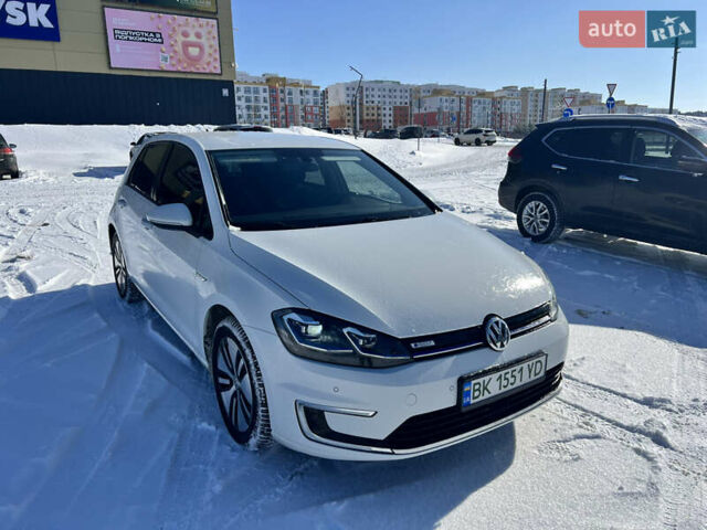 Белый Фольксваген e-Golf, объемом двигателя 0 л и пробегом 117 тыс. км за 11700 $, фото 1 на Automoto.ua