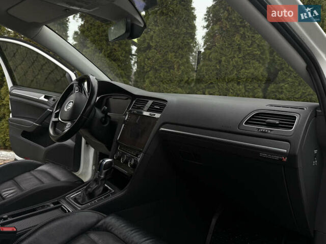 Белый Фольксваген e-Golf, объемом двигателя 0 л и пробегом 97 тыс. км за 11555 $, фото 33 на Automoto.ua