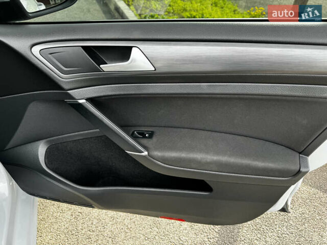 Белый Фольксваген e-Golf, объемом двигателя 0 л и пробегом 78 тыс. км за 14000 $, фото 31 на Automoto.ua