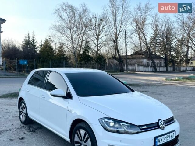 Белый Фольксваген e-Golf, объемом двигателя 0 л и пробегом 121 тыс. км за 11900 $, фото 1 на Automoto.ua
