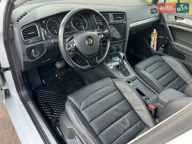 Белый Фольксваген e-Golf, объемом двигателя 0 л и пробегом 129 тыс. км за 11950 $, фото 31 на Automoto.ua