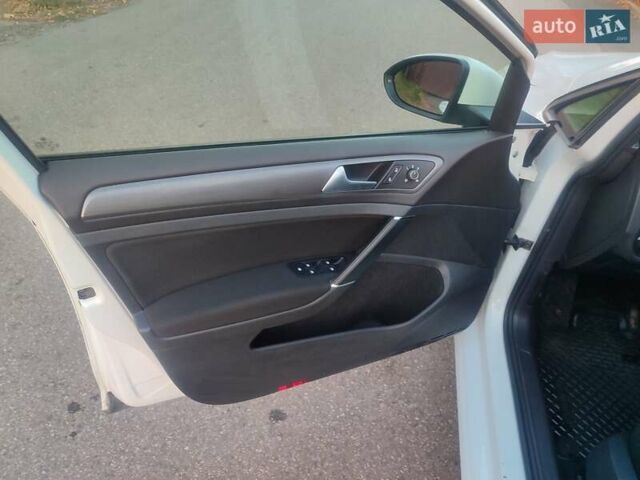 Белый Фольксваген e-Golf, объемом двигателя 0 л и пробегом 142 тыс. км за 12950 $, фото 11 на Automoto.ua