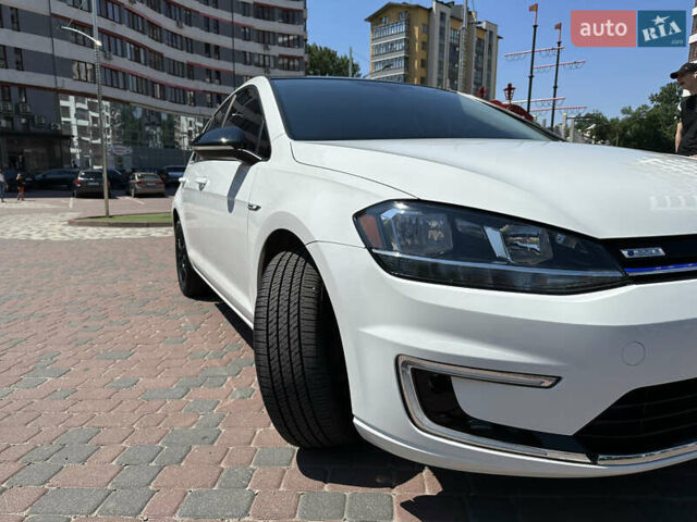 Белый Фольксваген e-Golf, объемом двигателя 0 л и пробегом 20 тыс. км за 15500 $, фото 22 на Automoto.ua