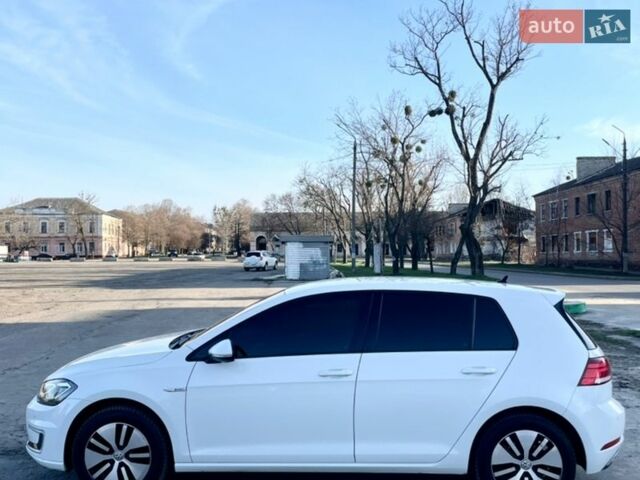 Белый Фольксваген e-Golf, объемом двигателя 0 л и пробегом 121 тыс. км за 11900 $, фото 4 на Automoto.ua