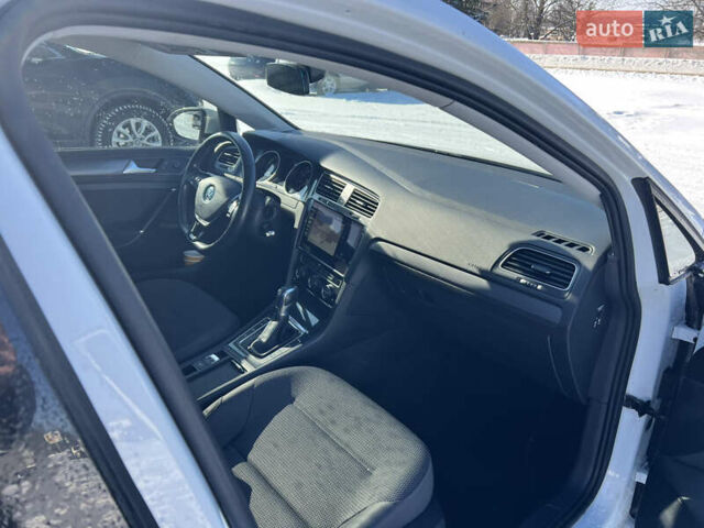 Белый Фольксваген e-Golf, объемом двигателя 0 л и пробегом 117 тыс. км за 11700 $, фото 14 на Automoto.ua