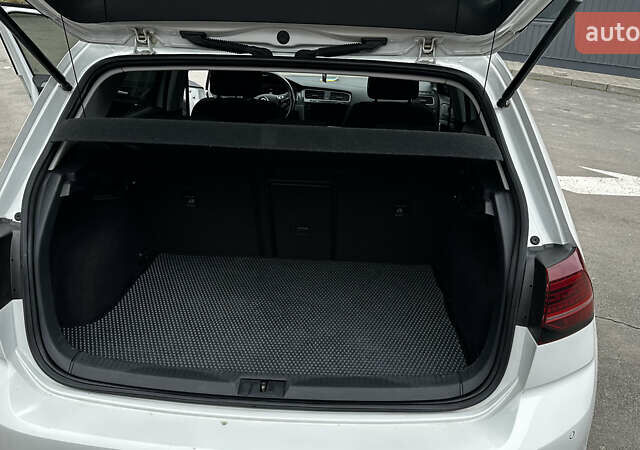 Белый Фольксваген e-Golf, объемом двигателя 0 л и пробегом 126 тыс. км за 12800 $, фото 17 на Automoto.ua