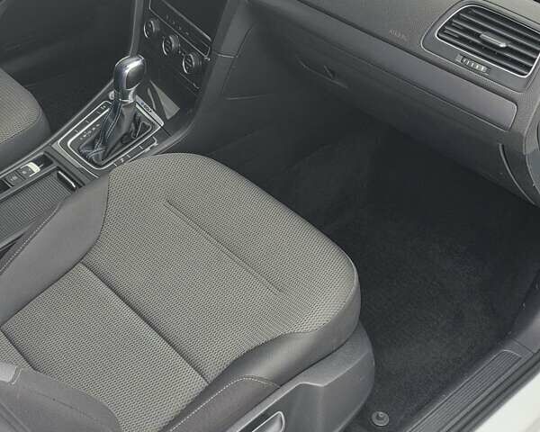 Белый Фольксваген e-Golf, объемом двигателя 0 л и пробегом 76 тыс. км за 12300 $, фото 12 на Automoto.ua