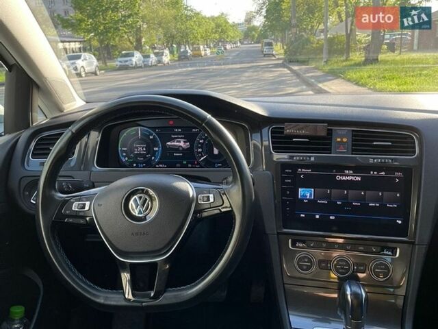 Белый Фольксваген e-Golf, объемом двигателя 0 л и пробегом 58 тыс. км за 16500 $, фото 4 на Automoto.ua