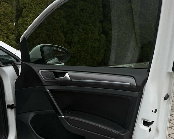 Белый Фольксваген e-Golf, объемом двигателя 0 л и пробегом 97 тыс. км за 11555 $, фото 26 на Automoto.ua