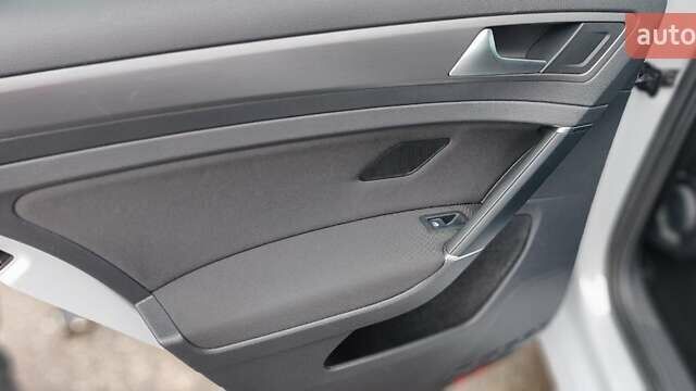 Белый Фольксваген e-Golf, объемом двигателя 0 л и пробегом 89 тыс. км за 12999 $, фото 6 на Automoto.ua