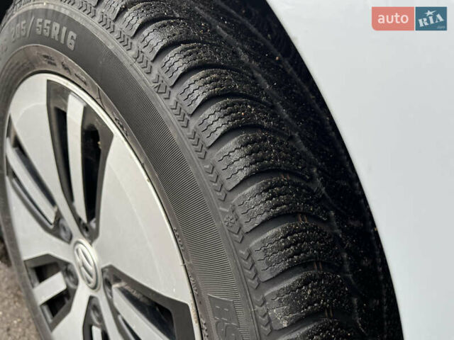 Белый Фольксваген e-Golf, объемом двигателя 0 л и пробегом 142 тыс. км за 12500 $, фото 16 на Automoto.ua