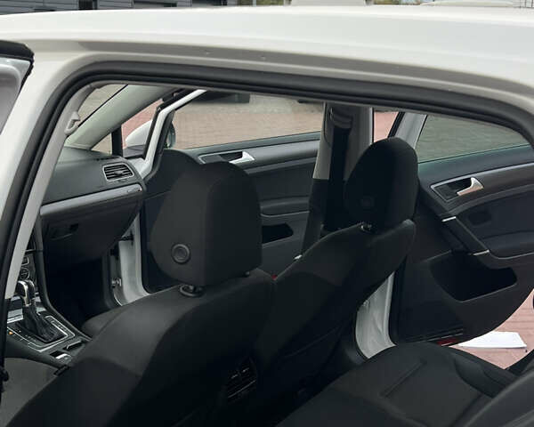 Білий Фольксваген e-Golf, об'ємом двигуна 0 л та пробігом 140 тис. км за 12500 $, фото 19 на Automoto.ua