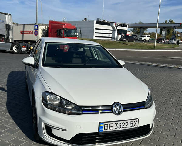 Белый Фольксваген e-Golf, объемом двигателя 0 л и пробегом 55 тыс. км за 12399 $, фото 4 на Automoto.ua