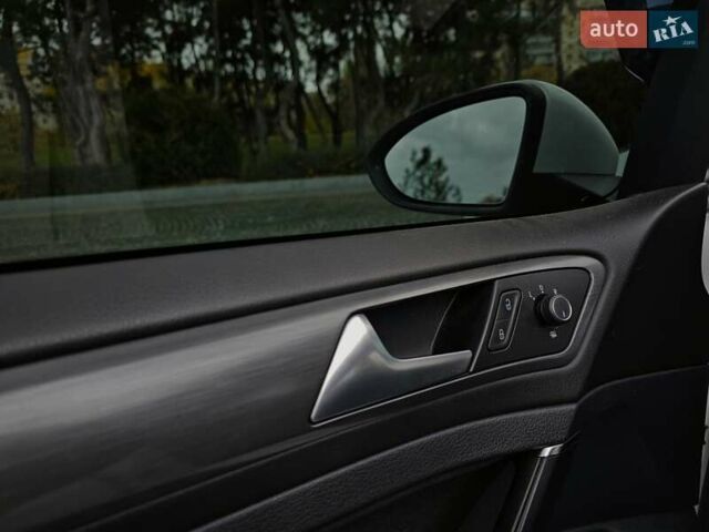 Белый Фольксваген e-Golf, объемом двигателя 0 л и пробегом 101 тыс. км за 12499 $, фото 16 на Automoto.ua