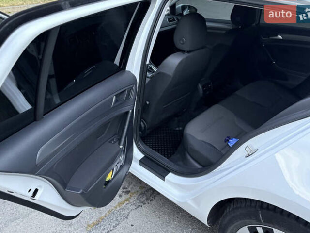 Білий Фольксваген e-Golf, об'ємом двигуна 0 л та пробігом 130 тис. км за 12300 $, фото 6 на Automoto.ua