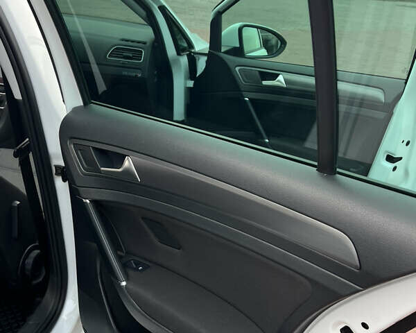 Білий Фольксваген e-Golf, об'ємом двигуна 0 л та пробігом 140 тис. км за 12500 $, фото 23 на Automoto.ua
