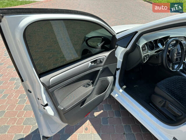 Белый Фольксваген e-Golf, объемом двигателя 0 л и пробегом 20 тыс. км за 15500 $, фото 11 на Automoto.ua