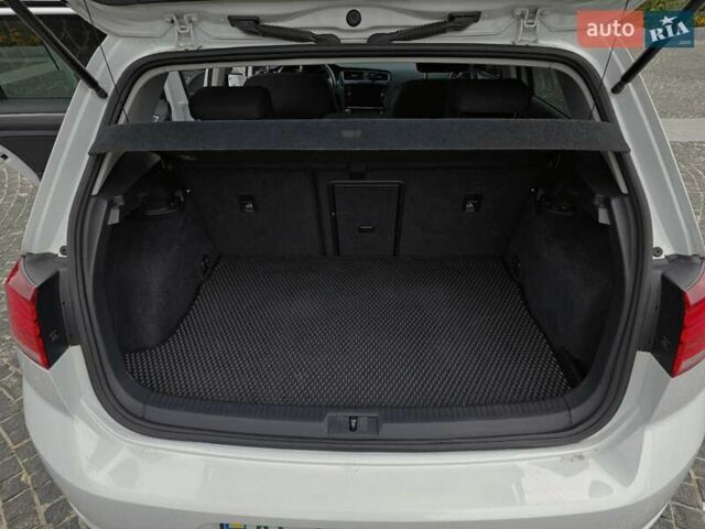 Белый Фольксваген e-Golf, объемом двигателя 0 л и пробегом 101 тыс. км за 12499 $, фото 24 на Automoto.ua