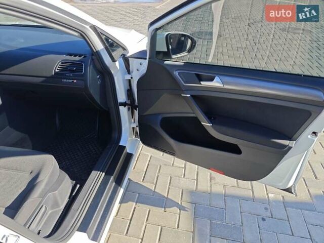 Білий Фольксваген e-Golf, об'ємом двигуна 0 л та пробігом 96 тис. км за 13150 $, фото 13 на Automoto.ua