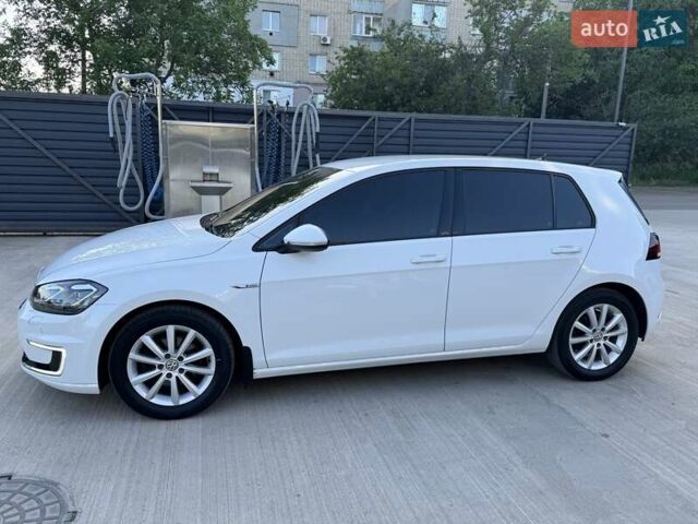 Белый Фольксваген e-Golf, объемом двигателя 0 л и пробегом 120 тыс. км за 13593 $, фото 3 на Automoto.ua