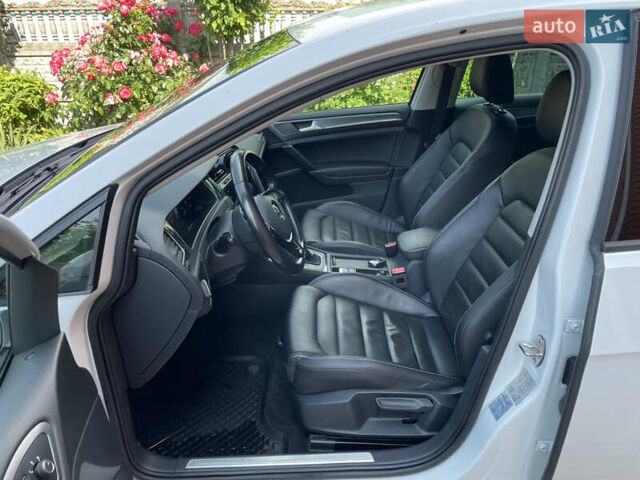 Белый Фольксваген e-Golf, объемом двигателя 0 л и пробегом 90 тыс. км за 14699 $, фото 22 на Automoto.ua