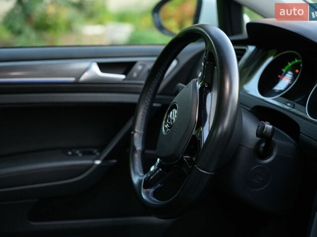 Белый Фольксваген e-Golf, объемом двигателя 0 л и пробегом 139 тыс. км за 11900 $, фото 8 на Automoto.ua