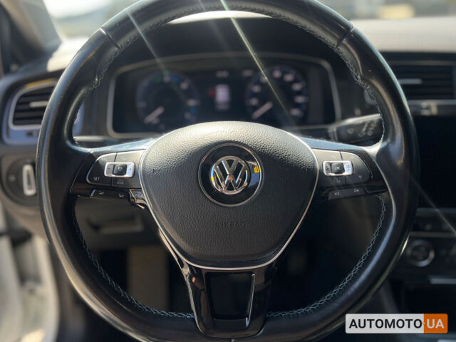 Белый Фольксваген e-Golf, объемом двигателя 36 л и пробегом 118 тыс. км за 15500 $, фото 14 на Automoto.ua
