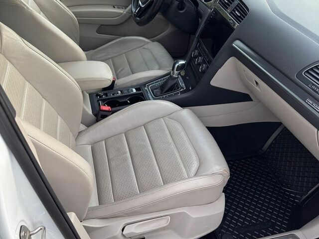 Белый Фольксваген e-Golf, объемом двигателя 0 л и пробегом 156 тыс. км за 13700 $, фото 11 на Automoto.ua