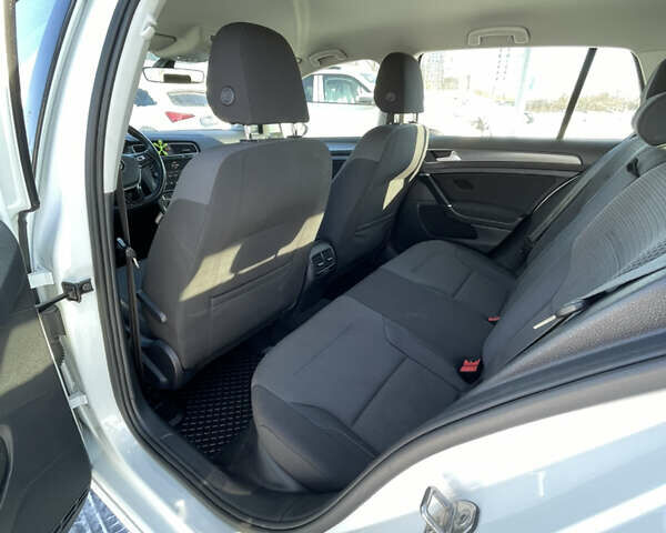Белый Фольксваген e-Golf, объемом двигателя 0 л и пробегом 56 тыс. км за 11600 $, фото 23 на Automoto.ua